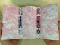 Ручка Uni UB-200D роллер, розовый в открытке + стержень 110029